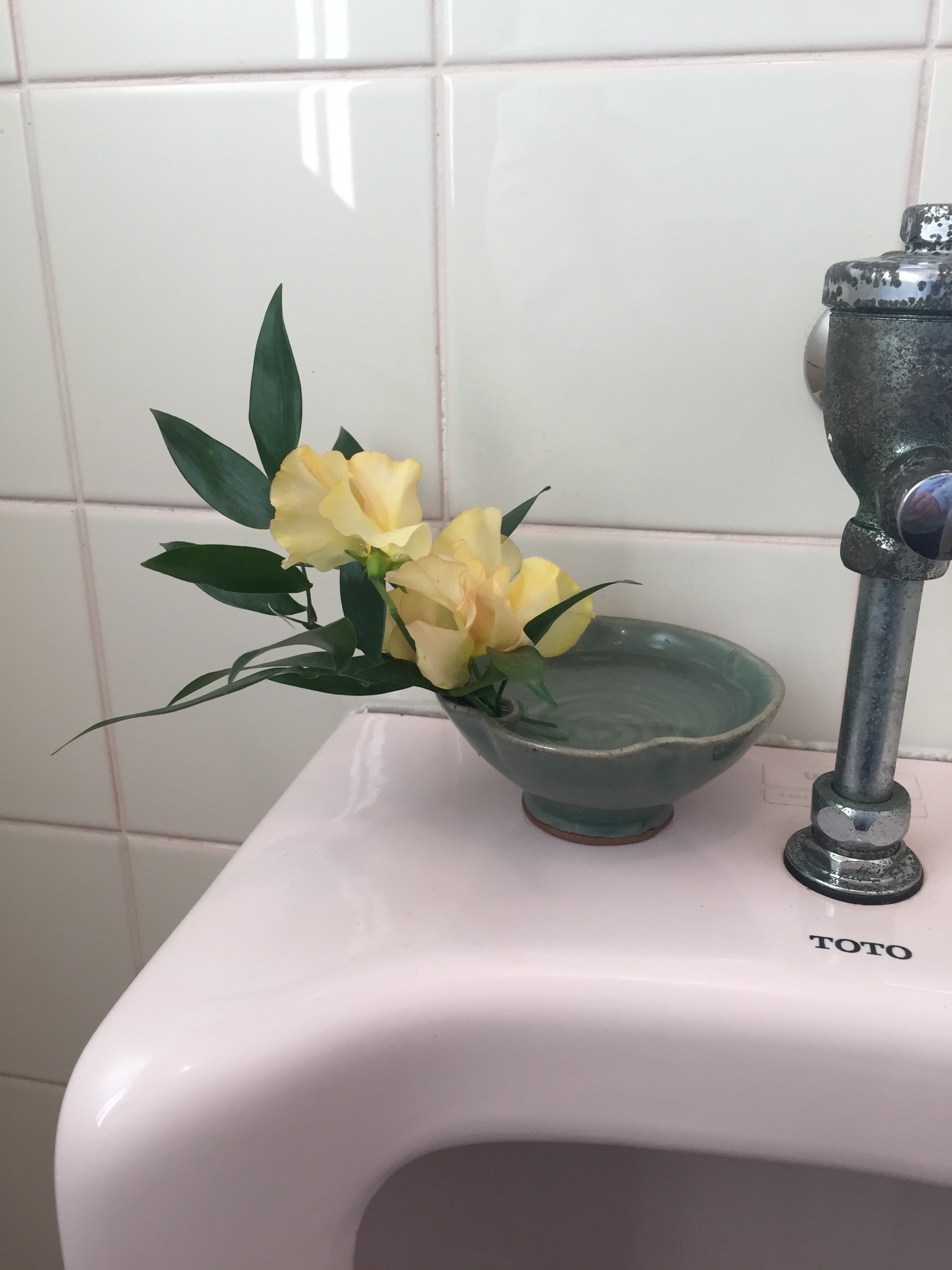 トイレは この世とあの世をつなぐ特別な場所 なので お花を飾る相応しい場所でもあります いけばな光風流 家元 内藤正風